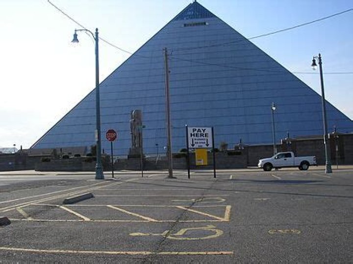 Did the Grizzlies play in the pyramid?