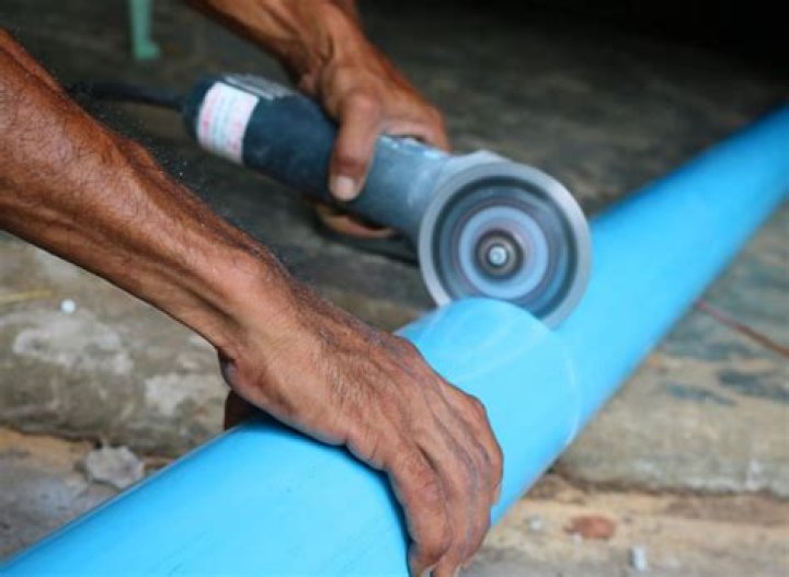 How do you cut a duct pipe?