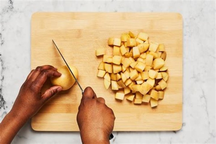 How do you cut red potatoes into quarters?