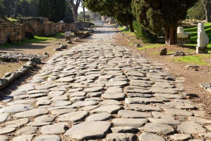 How do you lay a cobbled path?
