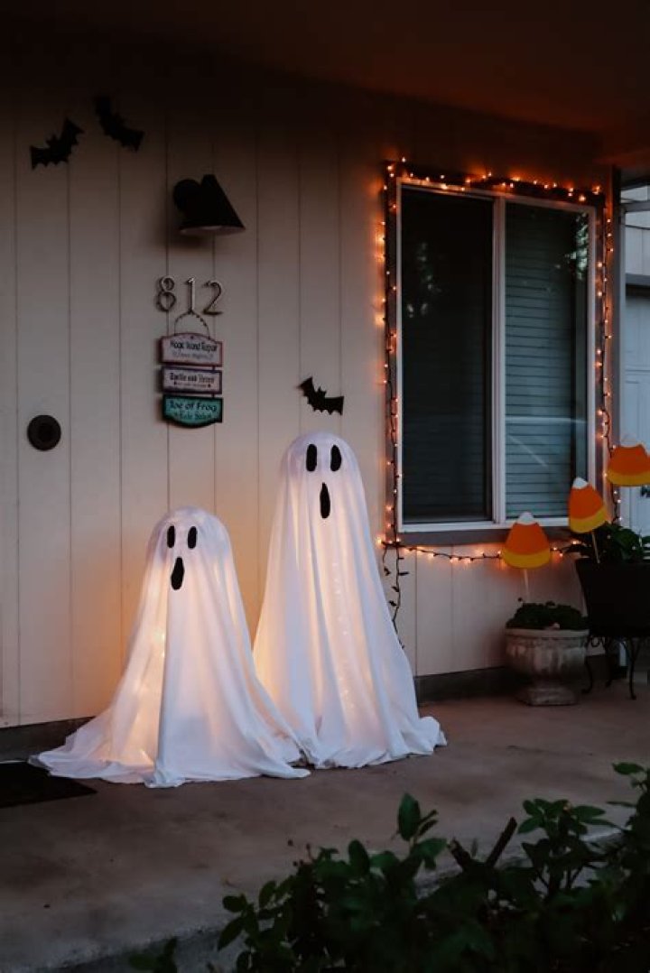 How do you make a hanging ghost for your yard?