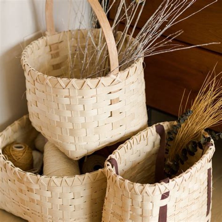 How do you weave reed baskets?