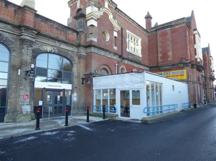 How far is Bury St Edmunds station from town centre?