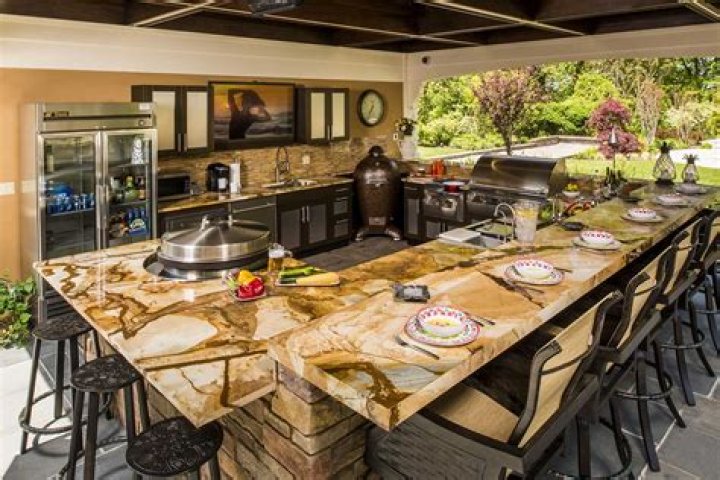 How tall should an outdoor kitchen counter be?