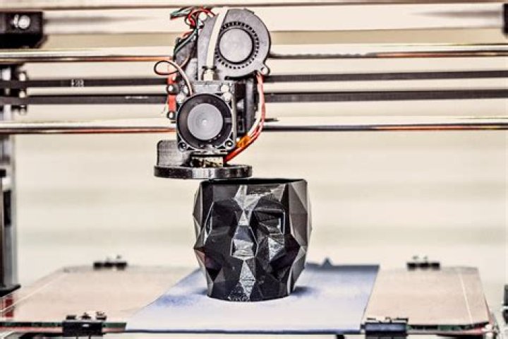 What is a 3D printer explain?
