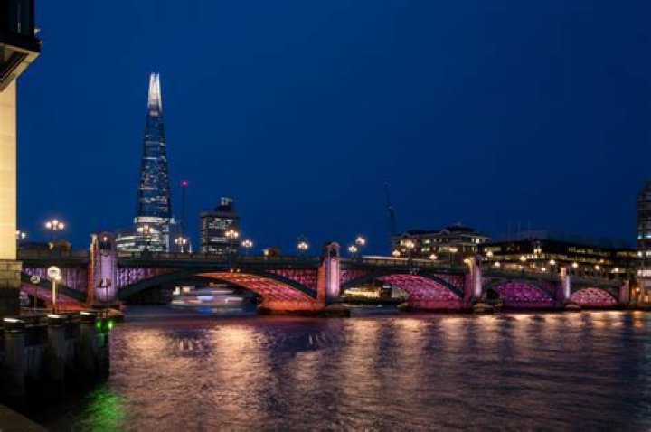 Which London bridges are illuminated?